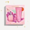 Coffret caudalie rose de vigneSon sillage évoque les notes fleuries et la fraîcheur végétale de la rose de vigne au petit matin, dont le parfum se mêle aux notes acidulées de rhubarbe. Le Gel Douche Rose de Vigne 200mL (offert) Sans savon et haute tolérance, il nettoie en douceur et laisse la peau délicatement parfumée aux notes fleuries de rose, rhubarbe et musc. Formule : 91% d'ingrédients d'origine naturelle Convient à tous les types de peaux